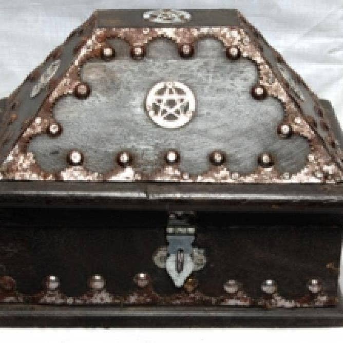 Coffre en bois marqueté Pentacle noir pour la vente par GREENROOTS USA LLC