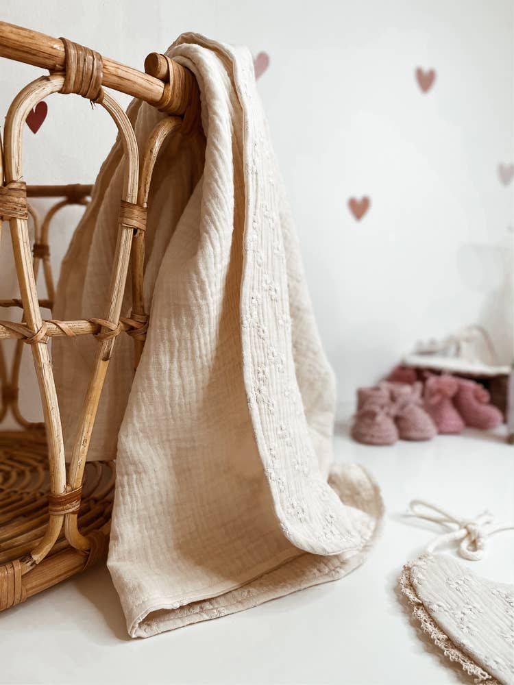 PETITE EvelinaApparel - Wholesale Bedding Blanket - Kids & Baby - Muslin Baby blanket / Embroidered flowers Ecru4