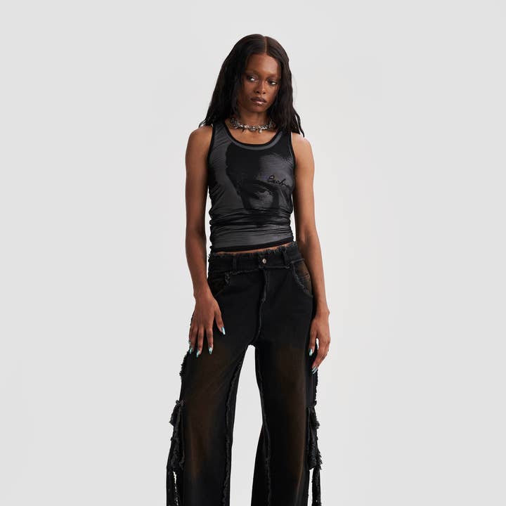 Low Rise Baggy Cargo Jeans med remmar i rosttvättad svart för wholesale av Heretic Nine