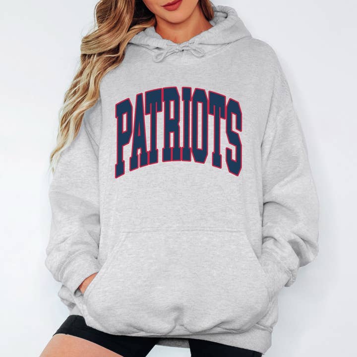 Camisola Gráfica com Letras Universitárias dos Patriots por Atacado + Hoodie por atacado de Limeberry Designs