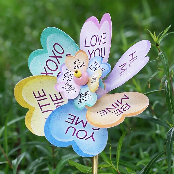 Ventilateur de moulin à vent Whirligig Candy Hearts Pinwheel pour la vente par Paper Arboretum
