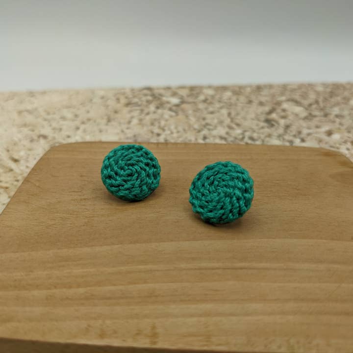 Clous d'oreilles en crochet turquoise pour la vente par Dekko Trading