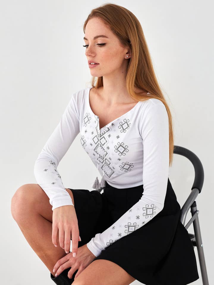 T-shirt brodé ornements carpathiens blanc et noir pour la vente par Handmade Originals Ukraine