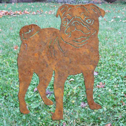 Pug tuinpaal voor aan de muur voor wholesale door Rustica Ornamentals