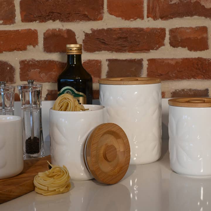 Grand pot en porcelaine embossé Carnaby ivoire avec couvercle en bambou pour la vente par Navigate Ltd