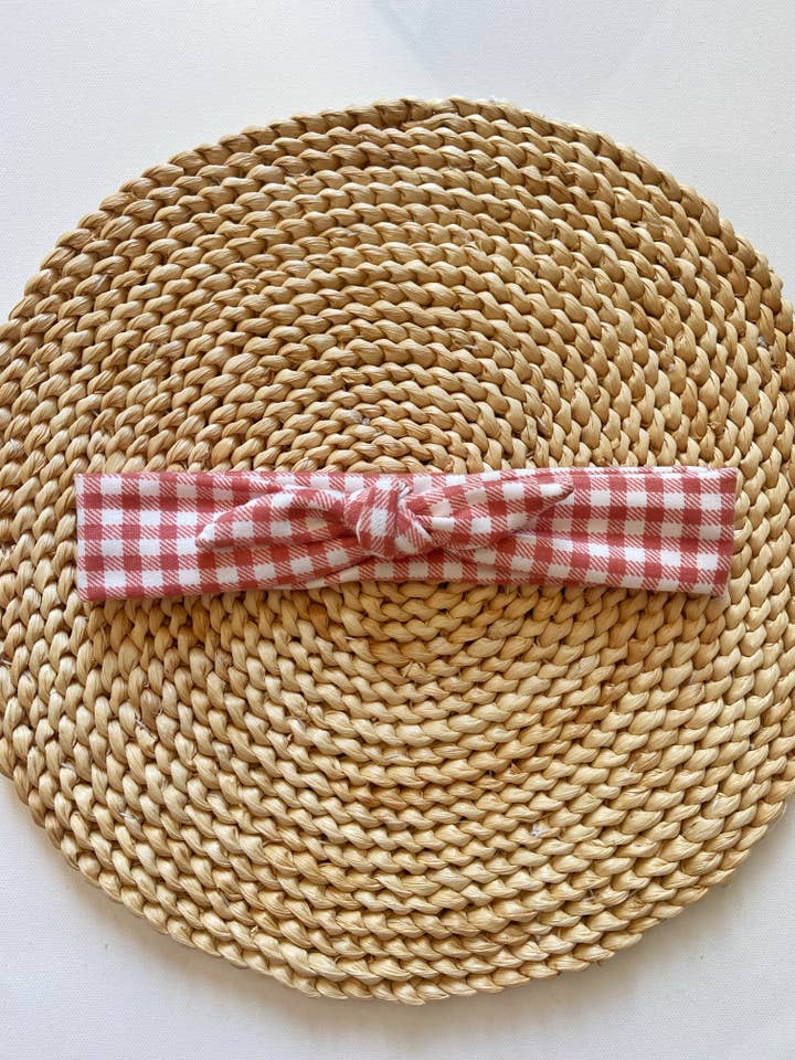 Bandeau à cravate en vichy aux fraises pour la vente par Twig + Roe