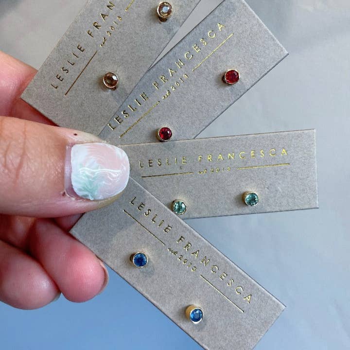 Leslie Francesca Designs – Engroshandel Ørestikkere – Bitsy Sapphire studs
