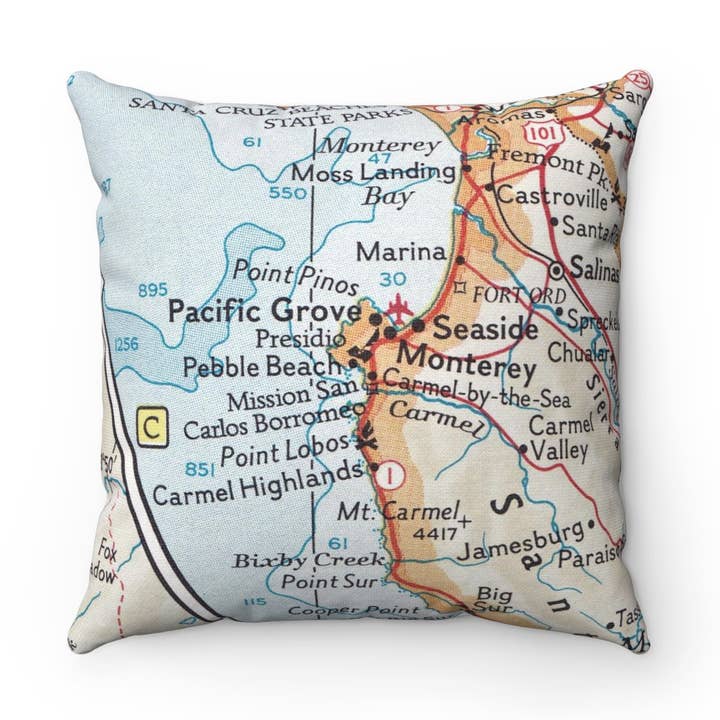 Coussin Carte de Pebble Beach Californie – Coussin Carré 18" pour la vente par Daisy Mae Designs