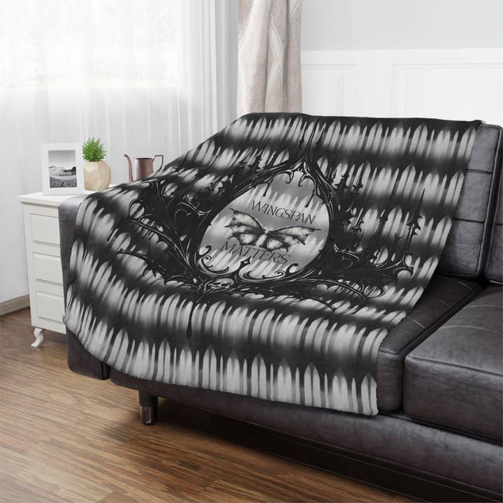 Manta Minky Wingspan Matters – Manta Aconchegante para Leitores de Fantasia e Romantasia | Acessórios Gilded Girl por atacado de Gilded Girl Accessories