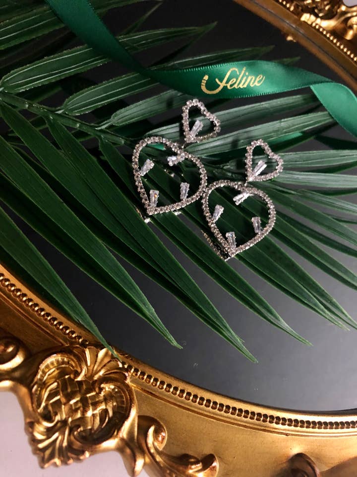 Odette Herzohrringe für den Großhandel von Feline Jewelry Studio Universe