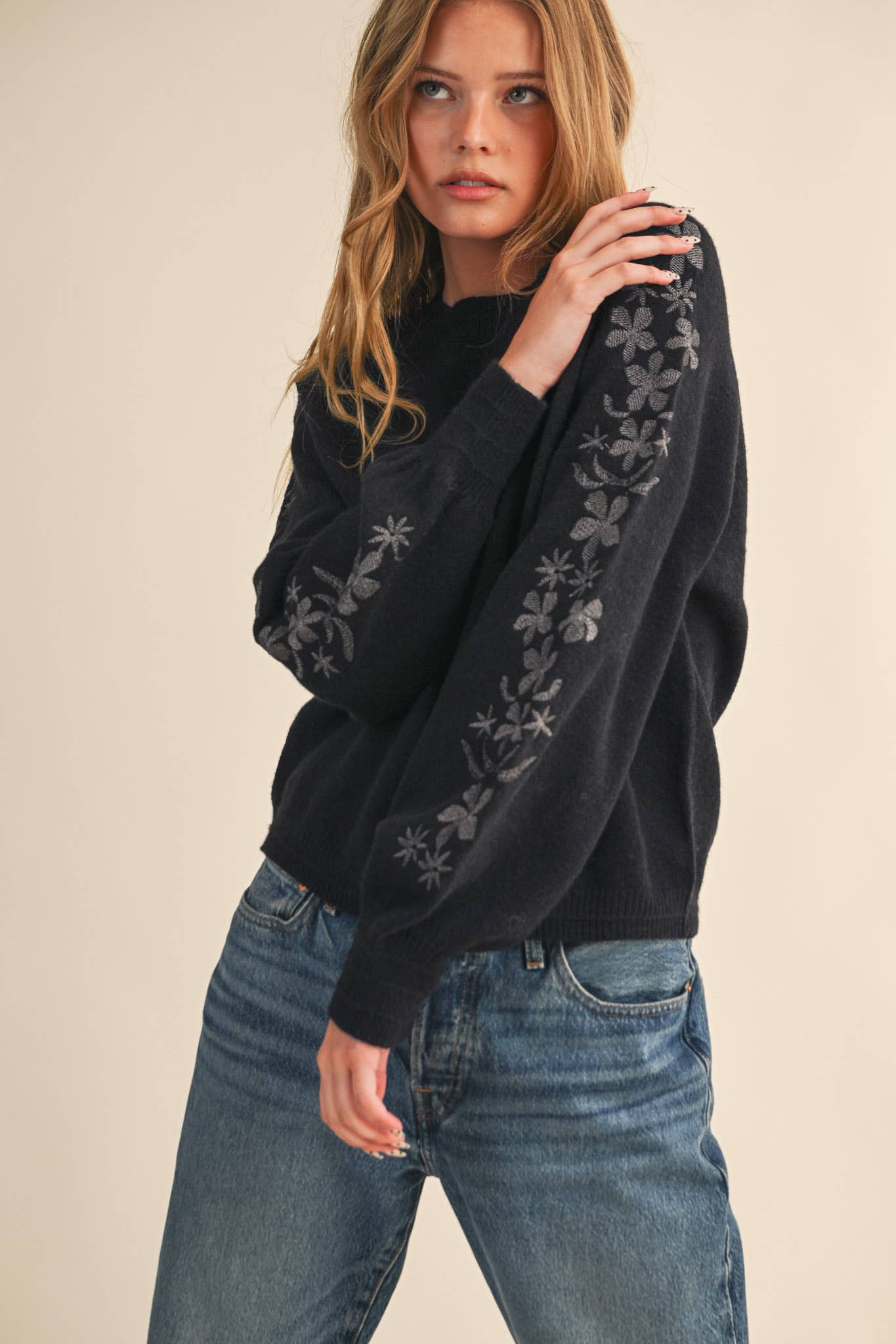 &MERCI - Wholesale Knit Sweater - Women's - PULLOVER SWEATER WITH FLORAL EMBROIDERED SLEEVES MSW108902