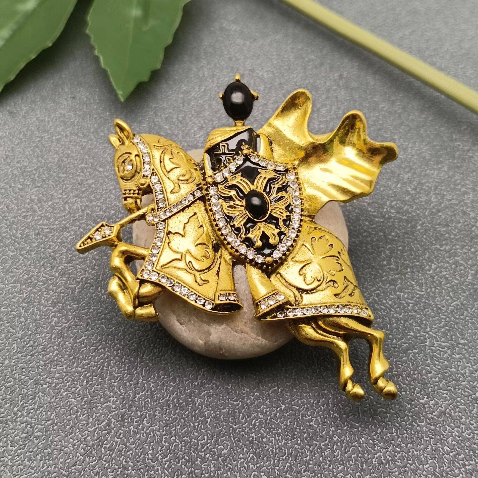 Mio Queena - Wholesale Brooch - Golden Knight Brooch