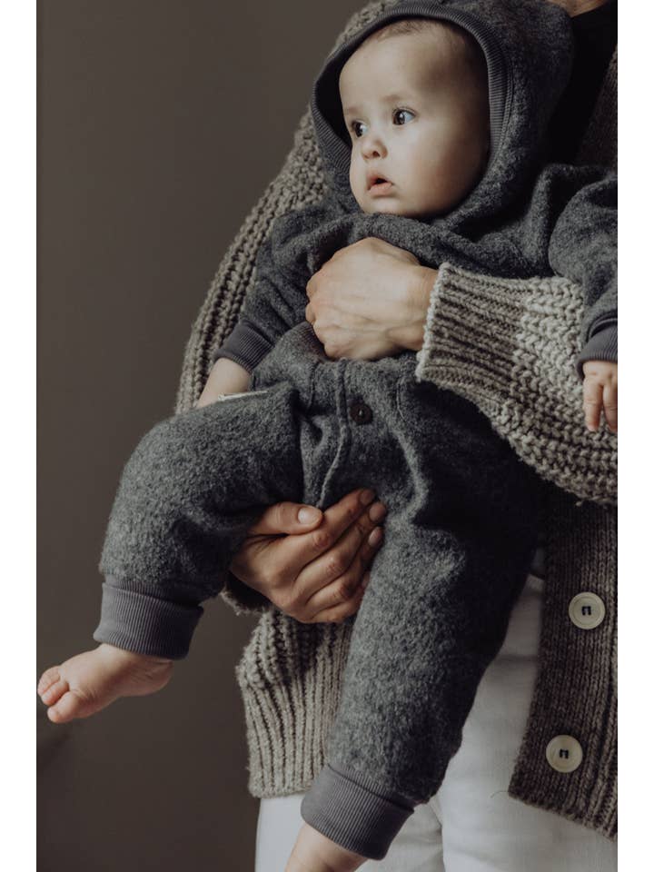 Finch & Fable – Engroshandel Romper - Baby – Uldheldragt i stormfarve1