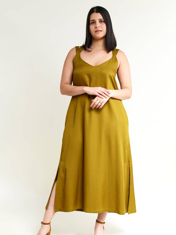 Robe longue en tencel olive O-TERE pour la vente par Studio Hertzberg