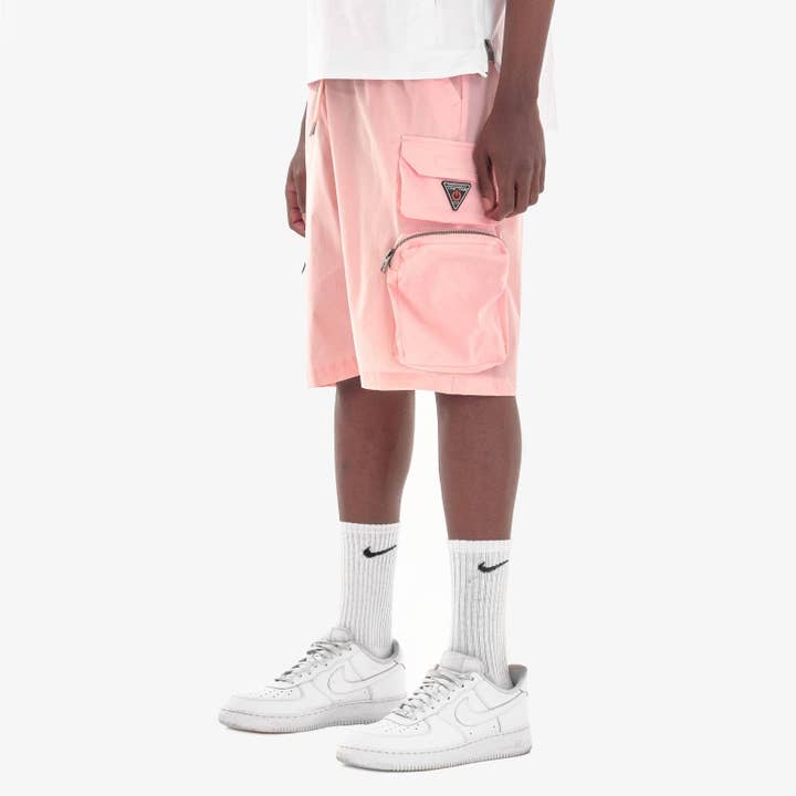 P.51. SHORT EN NYLON ROSE AVEC POCHES CARGO pour la vente par Copper Rivet