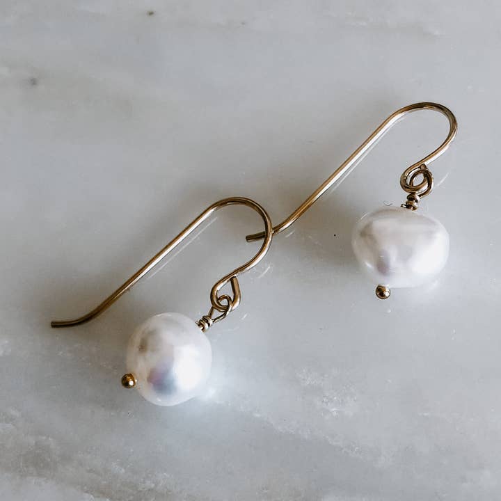 Boucles d'oreilles pendantes bébé perle pour la vente par Derive Jewelry