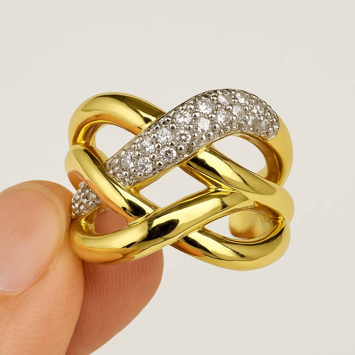 "Gyllene Knutring – Sammanflätad Elegans med Gnistrande CZ" för wholesale av Loli