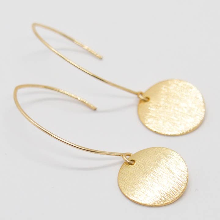 Sista Jewelry – wholesale Hängande örhängen – Långa guldörhängen med texturerat tallrik