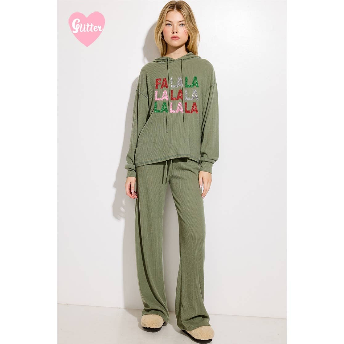 Phil Love – Großhandel Set aus Oberteil und Hose (NICHT Loungewear) – Damen – Falalala Loungewear-Set mit geripptem Kapuzenpulli und Glitzer-Print11
