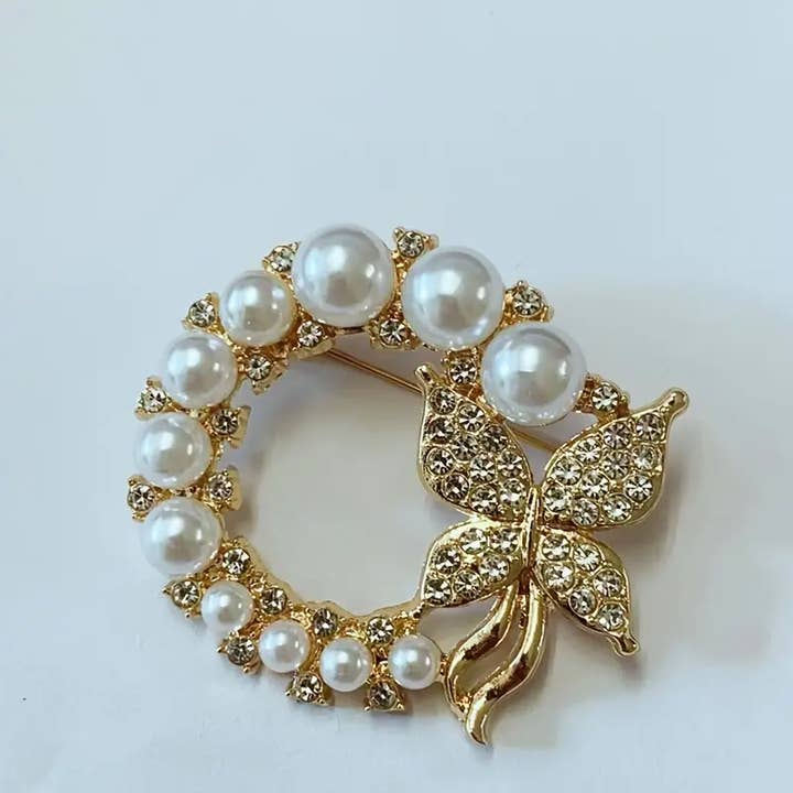 Magnifique Hearts - Wholesale Brooch - Elegant Faux Pearl Butterfly Wreath Brooch Pin