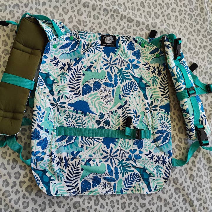 Des dinosaures sur des planches à roulettes (Olive) Mer Duo Onbhimo pour la vente par Naked Panda Designs