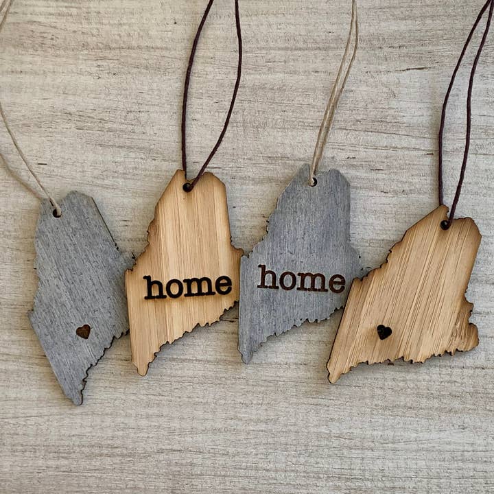 Ornement rustique en bois avec contour du Maine, découpé au laser pour la vente par Juniper & Spruce