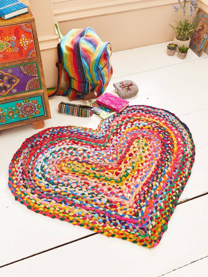 Tapis en forme de cœur tressé en coton recyclé, 90 x 60 cm pour la vente par Namaste