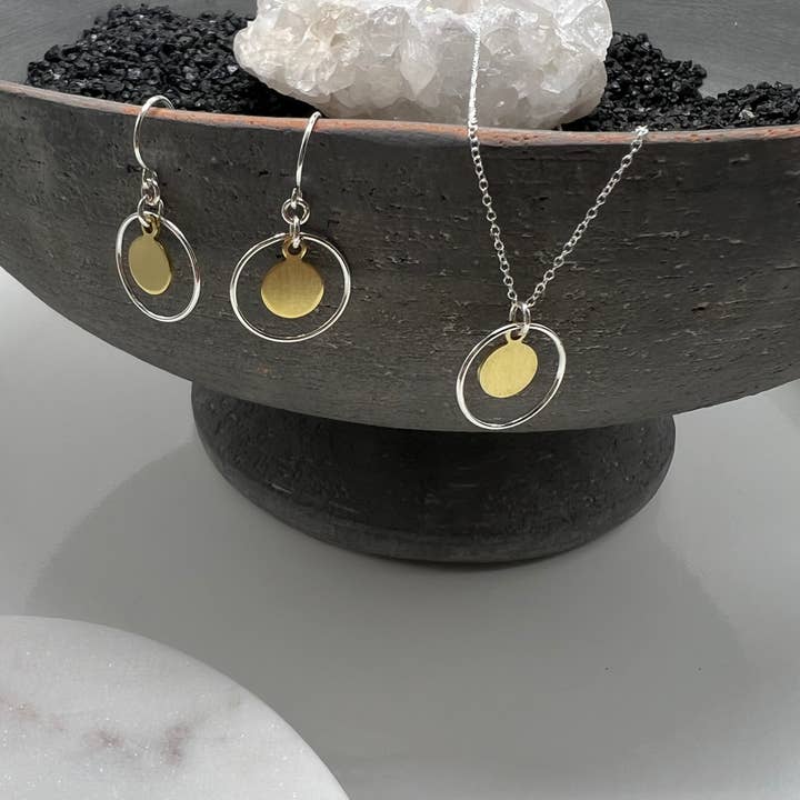 Sela+Sage - Vendita all'ingrosso Orecchini pendenti - Orecchini a cerchio in metalli misti, argento sterling e ottone dorato
