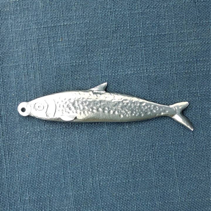 Tirador de luz de peltre con hoyuelos de sardina, fundido a mano por William Sturt para venta al por mayor de William Sturt Fine Pewter