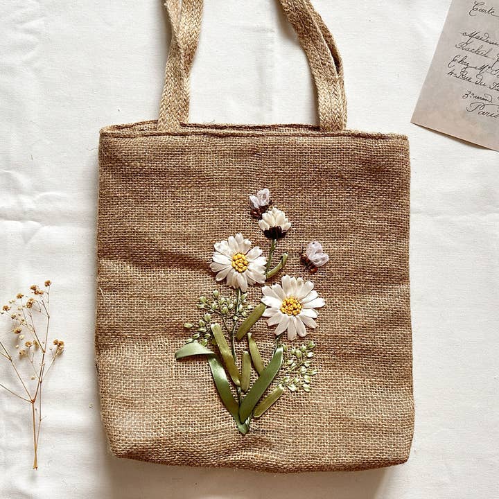 Borsa in juta con ramo di margherita ricamato a nastro per la vendita all'ingrosso da parte di Quince Fables