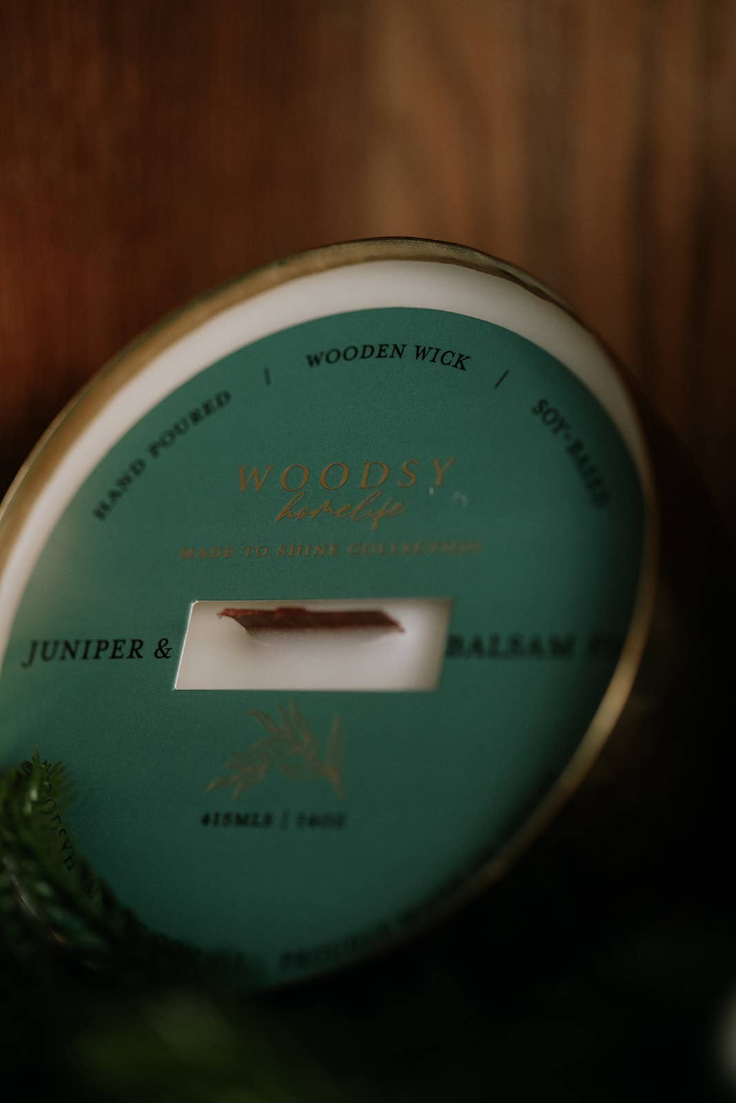 Woodsy Homelife – wholesale Jar/filled candle – Juniper & Balsam Fir-Solid Brass 14oz Pure Soy Candle2