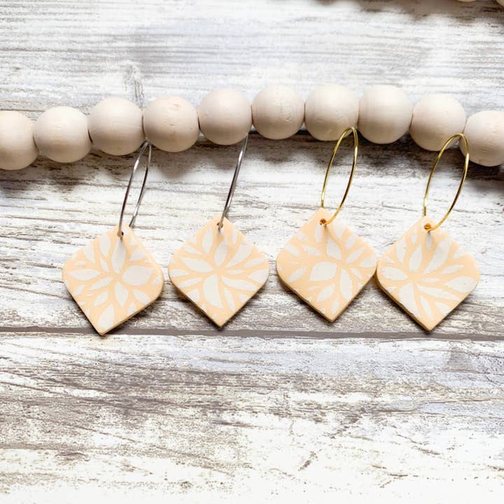 Créoles florales printanières pour la vente par sage + citrus