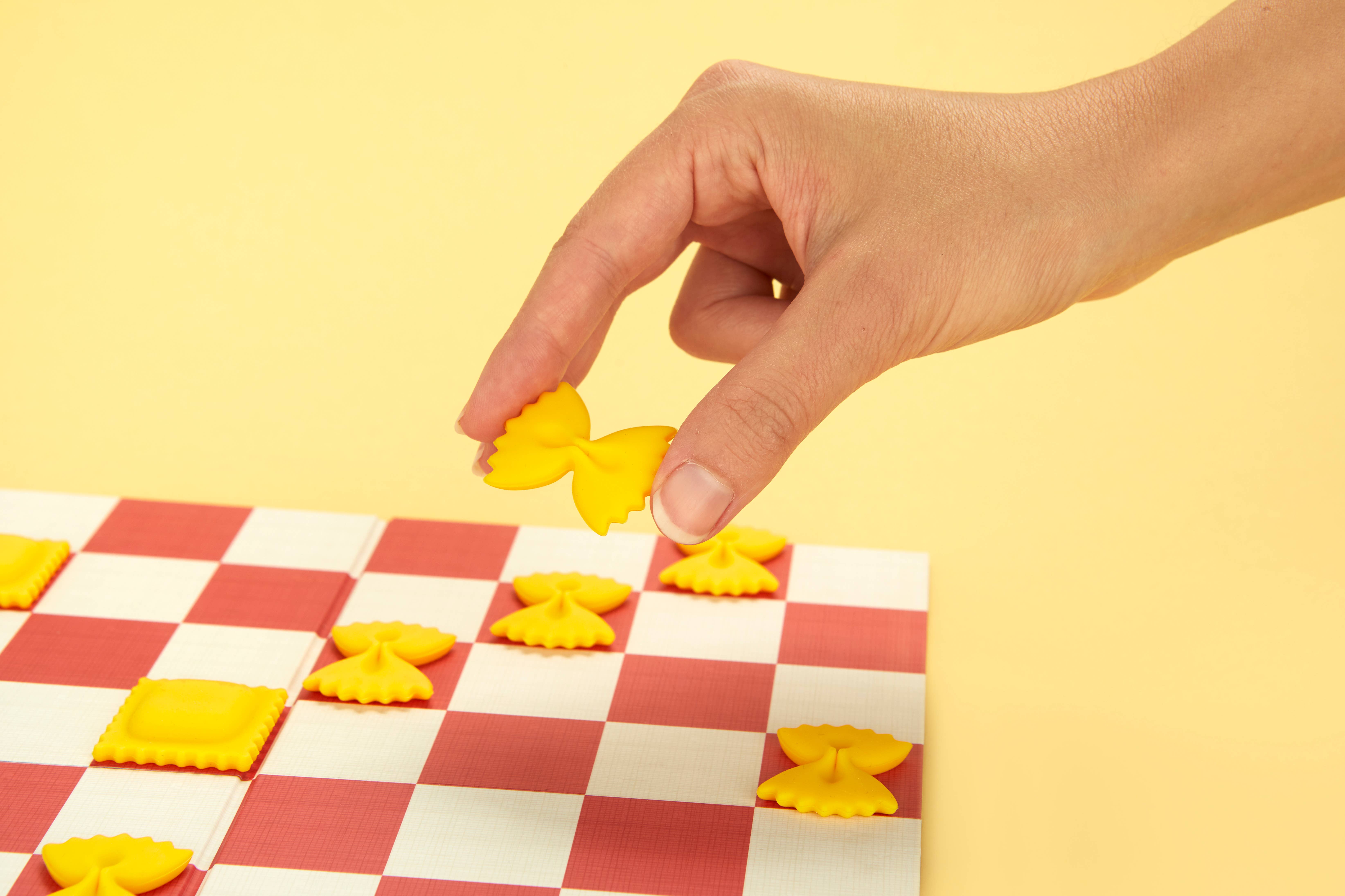 Balvi – Großhandel Brettspiele – Brettspiel Checkeroli mit Spielsteinen aus Kunststoff und Pappe16