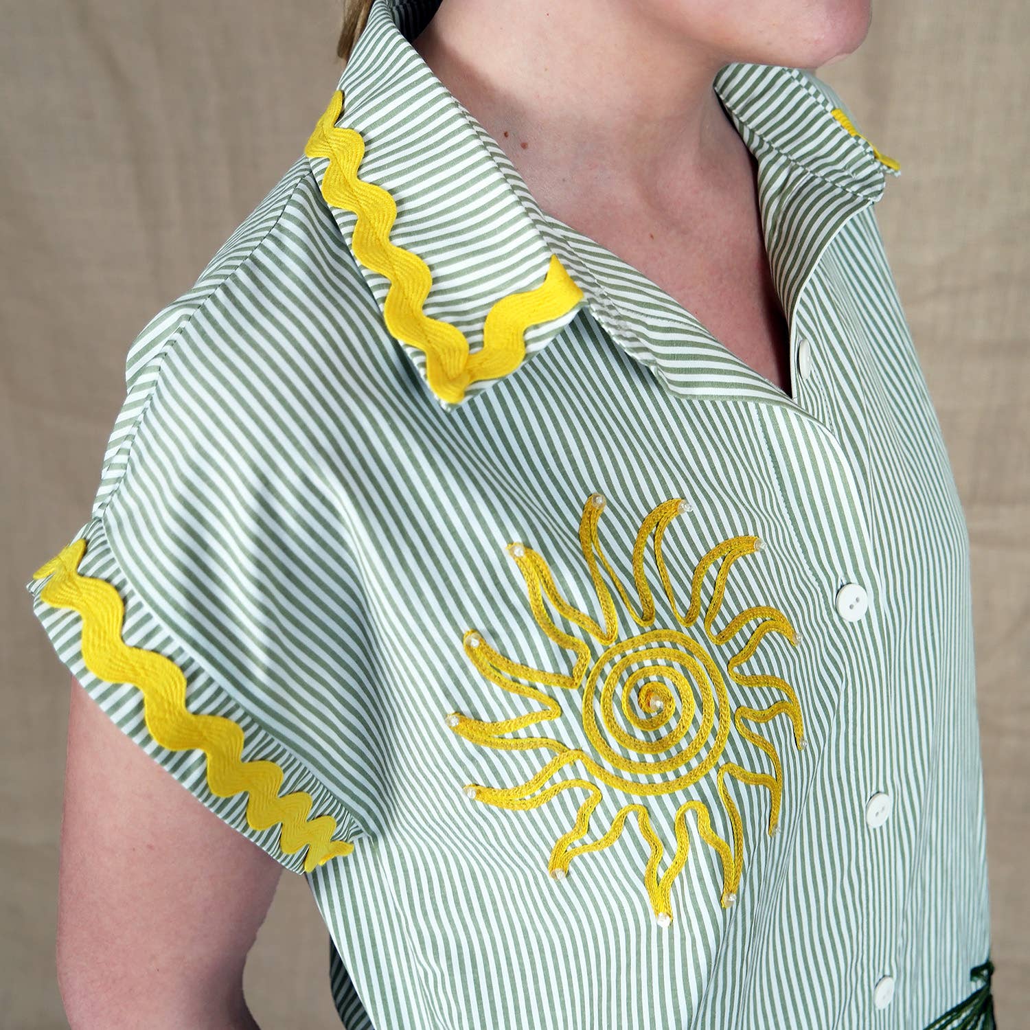 Lalipop Design – Großhandel Kleid – Damen – Nadelstreifen-Hemdkleid aus Baumwolle mit Sun & Palm Tree Stickerei3