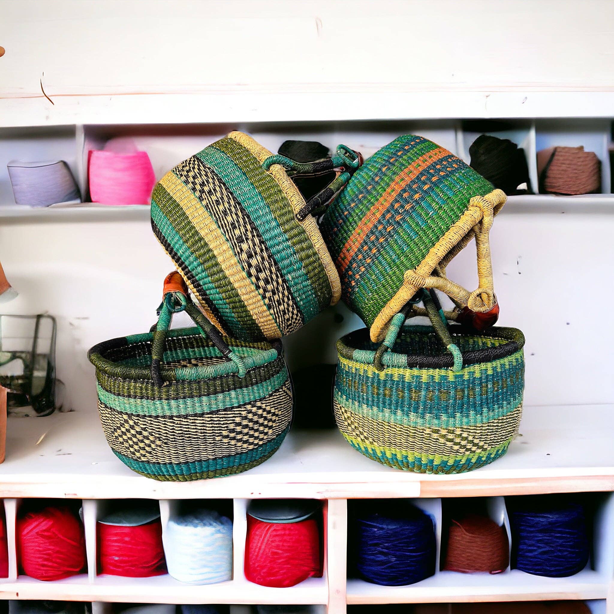 The African Home Goods - Vente Paniers - Panier Bolga Market de taille moyenne avec poignée gainée de cuir (les couleurs varient) L : 11 à 13 pouces H : 8 à 10 pouces, vert 1 EA5