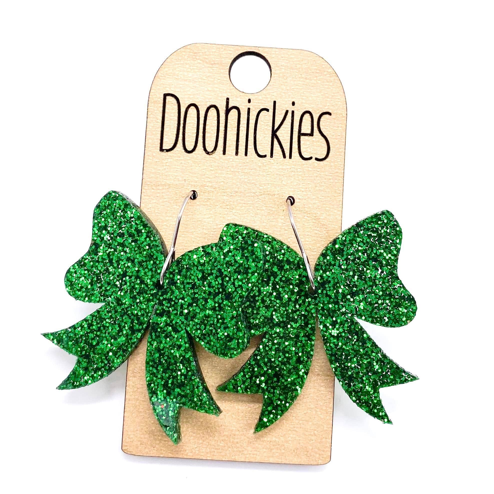 Doohickies - Vente Boucles d'oreilles pendantes - Boucles d'oreilles pendantes avec nœud à paillettes de 1,5" - Boucles d'oreilles personnalisées esprit d'école - 9 options de couleur7