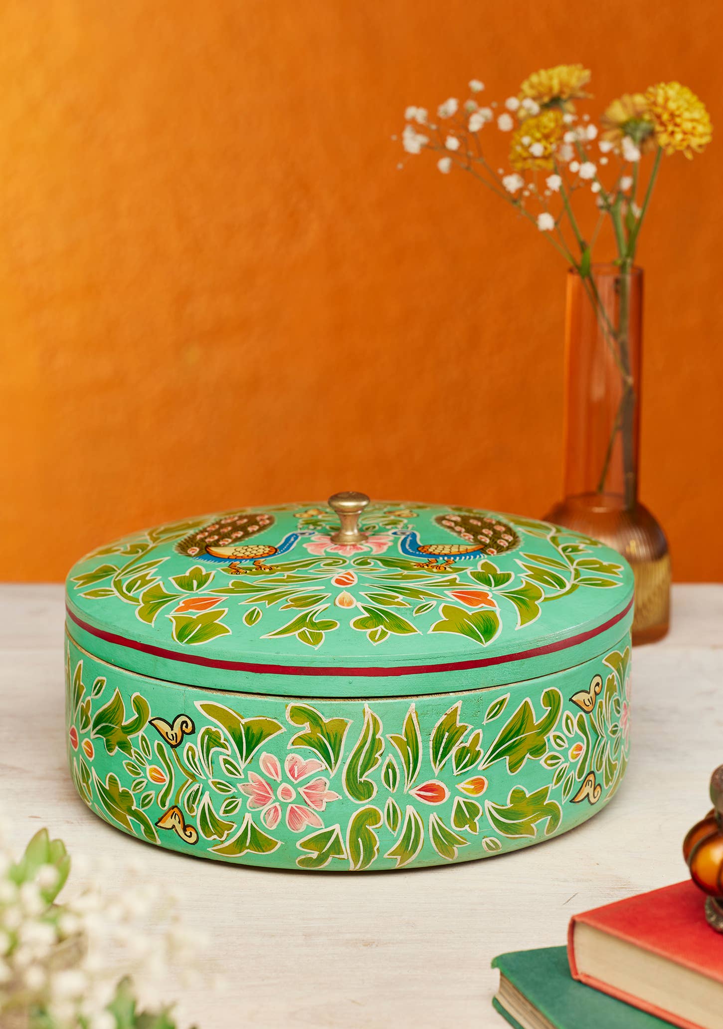 Namaste – wholesale Prydnadslåda – Handmålad indisk påfågel rund låda