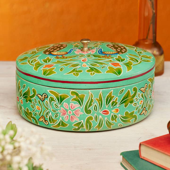 Namaste – wholesale Prydnadslåda – Handmålad indisk påfågel rund låda0