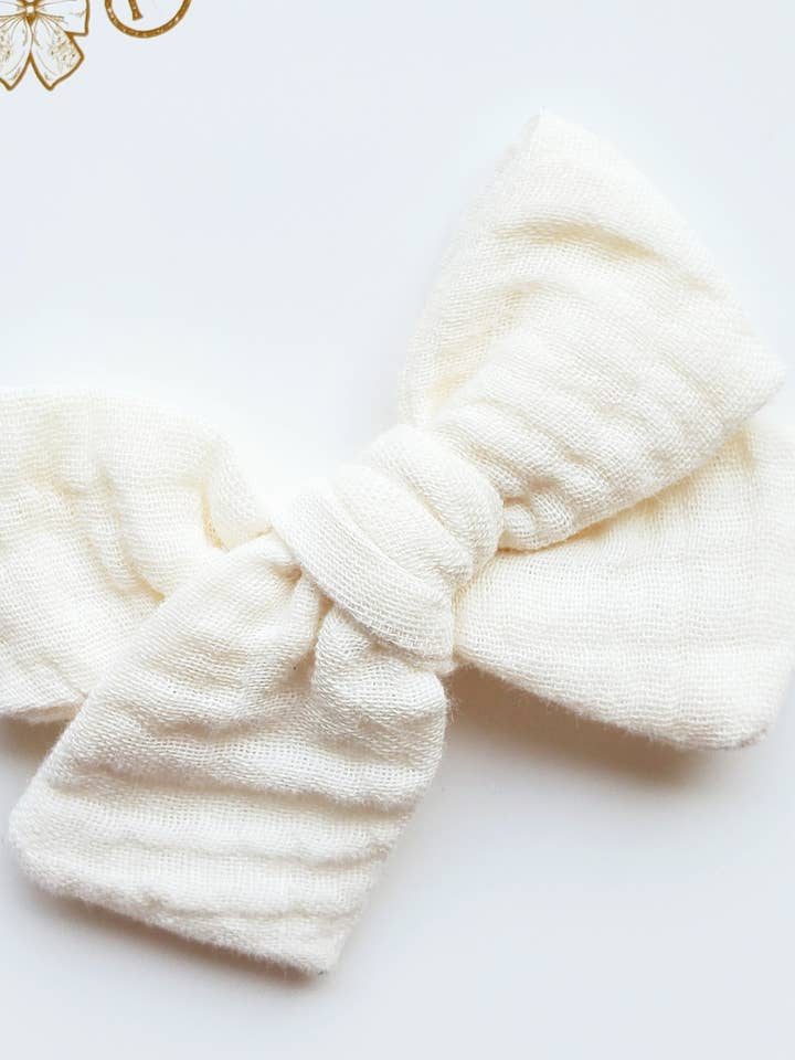 Petit nœud en forme de moulinet • Nœud crème • Gaze • Nœud neutre • Bébé pour la vente par Revival Bow Co.