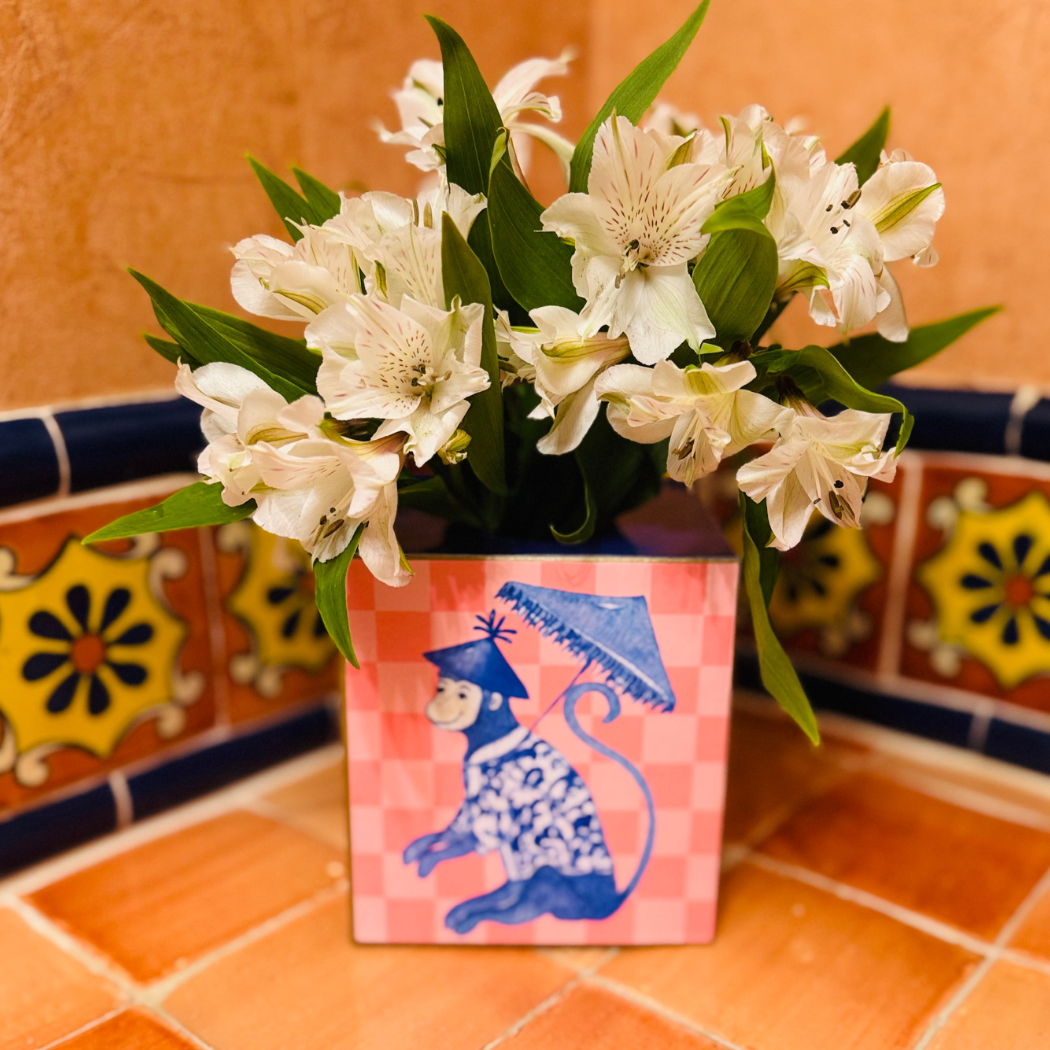 TOPICS IN THE TROPICS – Großhandel Taschentuchbox – Pappmaché-Taschentuchbox, Affen-Chinoiserie, Rosa Karos4