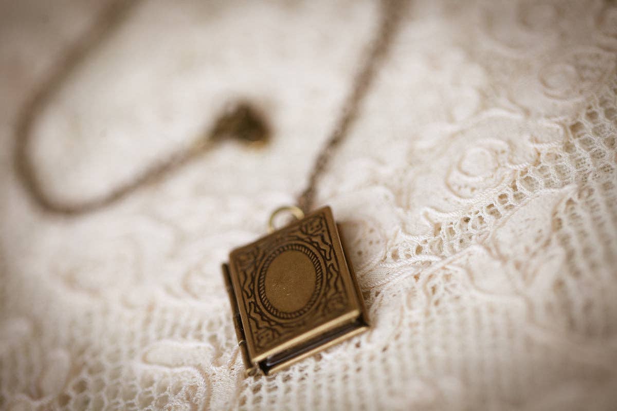 Adorned by Aisha - Vendita all'ingrosso Collane con medaglione - Ciondoli a forma di libro di letteratura2