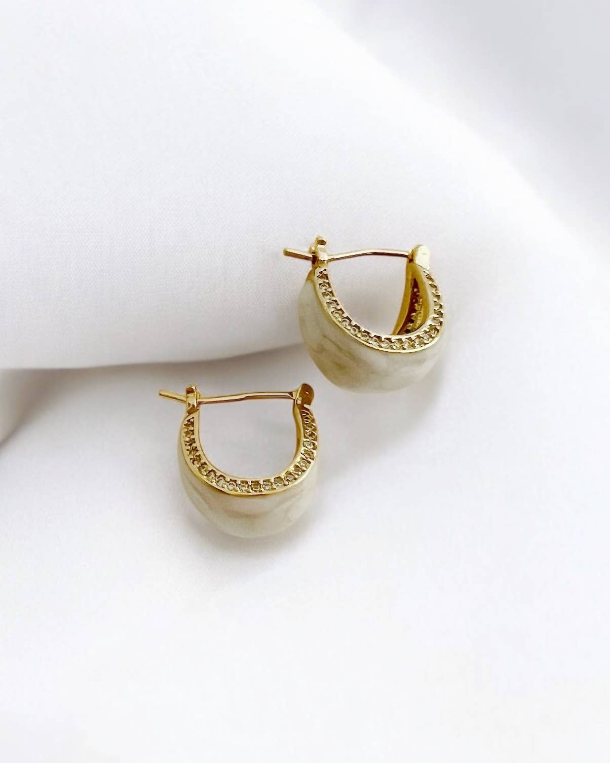 True by Kristy Jewelry - Vente Créoles - Boucles d'oreilles créoles colorées en émail Palmer plaquées or3