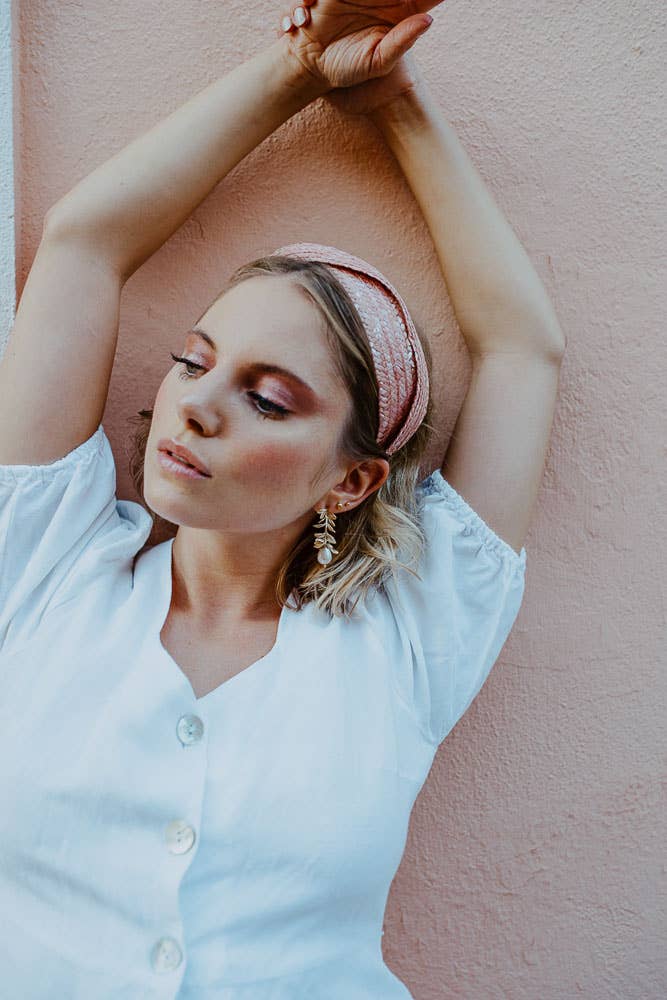 Annabelle Hardie - Vendita all'ingrosso Fascinator - Donna - Fascia a corona de Vermut in paglia rosa nude con nastro intrecciato3