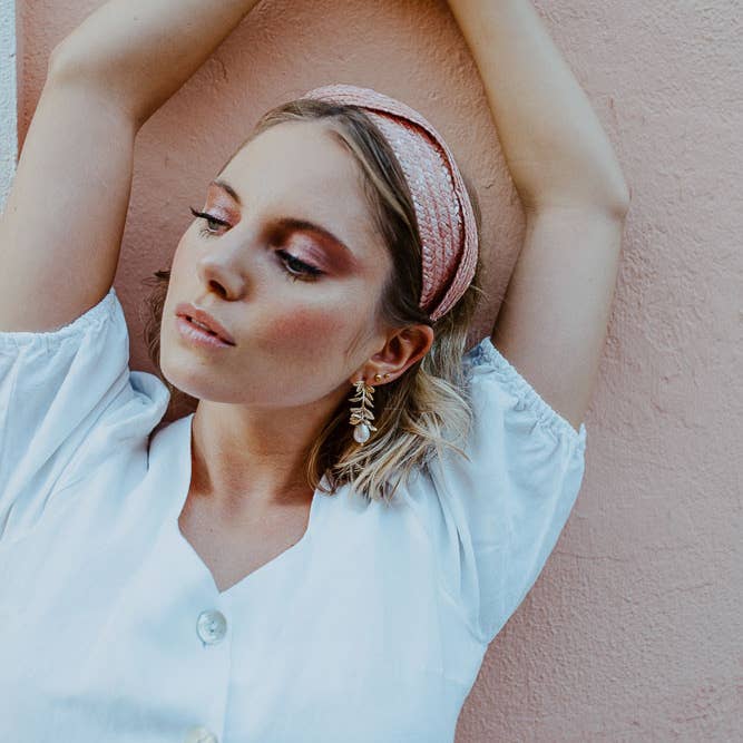 Annabelle Hardie - Vendita all'ingrosso Fascinator - Donna - Fascia a corona de Vermut in paglia rosa nude con nastro intrecciato3