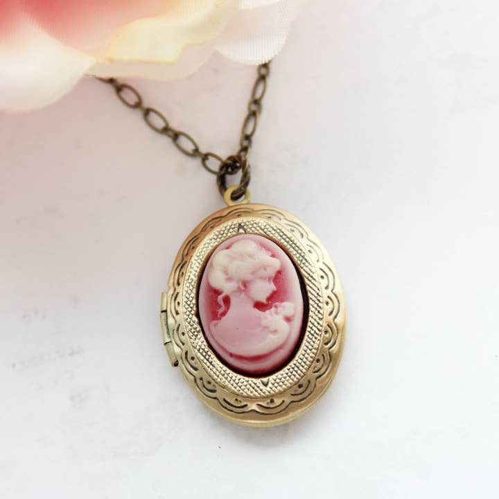 A Pocket of Posies - Vente Collier à médaillon - Collier Médaillon Camée | Camée Dame Rouge | Bijoux Souvenir1
