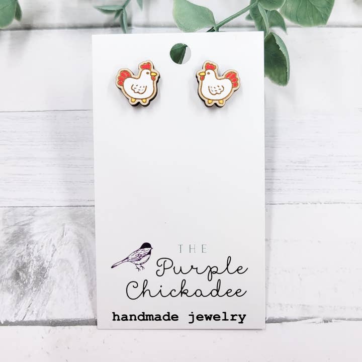 Boucles d'oreilles à tige en bois peintes à la main en forme de poulets pour la vente par The Purple Chickadee