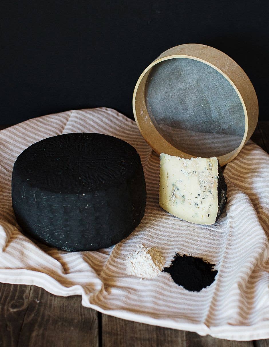 I sapori di una volta s.r.l.s – wholesale Cheese – Pecorino with Absolute Black Peel1