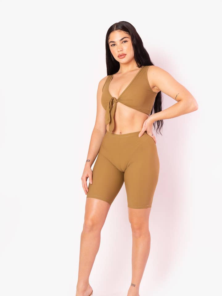 Set di due pezzi con cravatta crop marrone scuro per la vendita all'ingrosso da parte di Playsuit Apparel