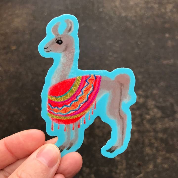 Klistermærke - Lama i en glitrende peruviansk eller boliviansk poncho for engroshandel hos Thruhalia's Art