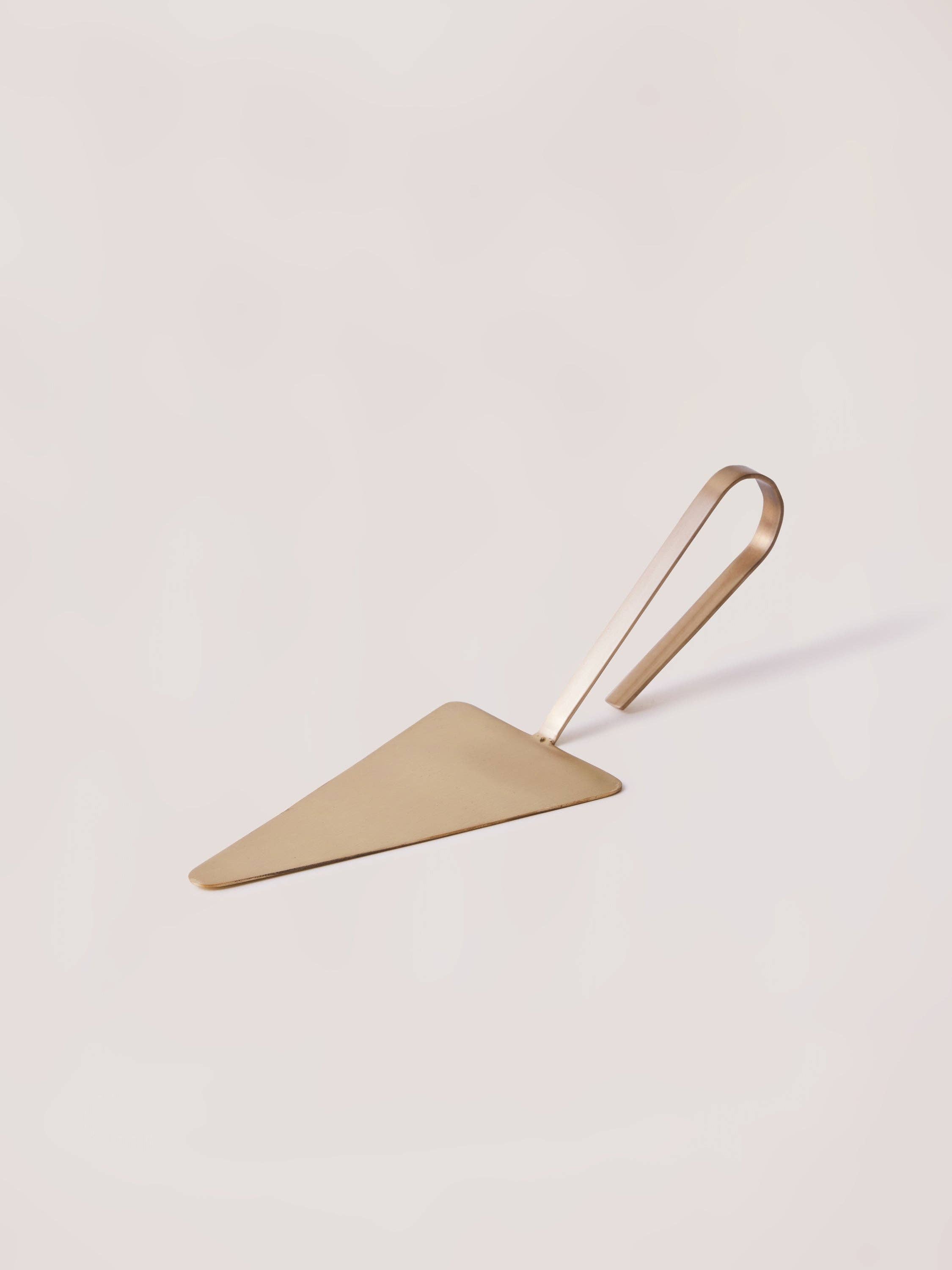 Fleck - Wholesale Serving Utensil - Loop Brass Cake Server2